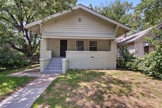 Building Photo - 631 SW Lindenwood Ave