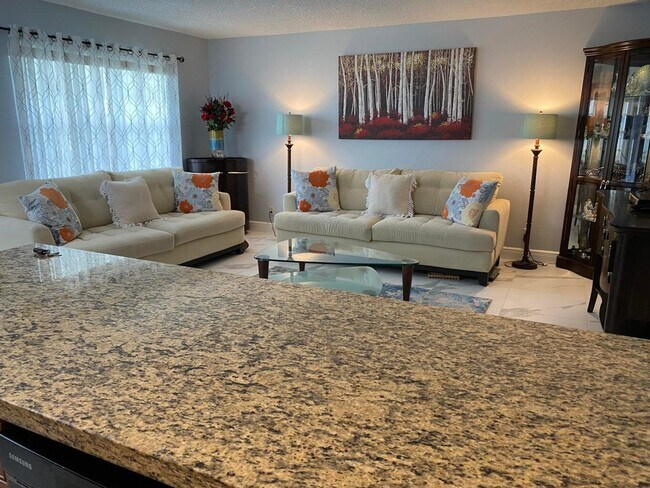 Building Photo - 579 Normandy Ln