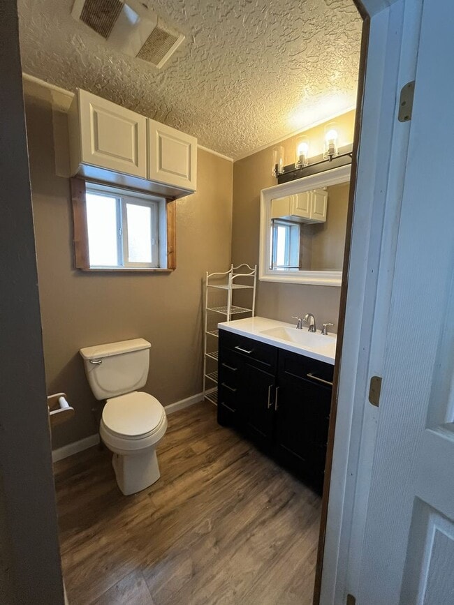 Building Photo - Cute 1 Bed 1 Bath Home with Attached Garage