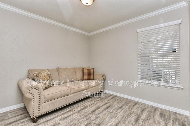 Building Photo - 220 Comal Ln