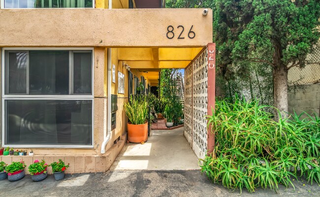 Building Photo - 826 S Grand View St