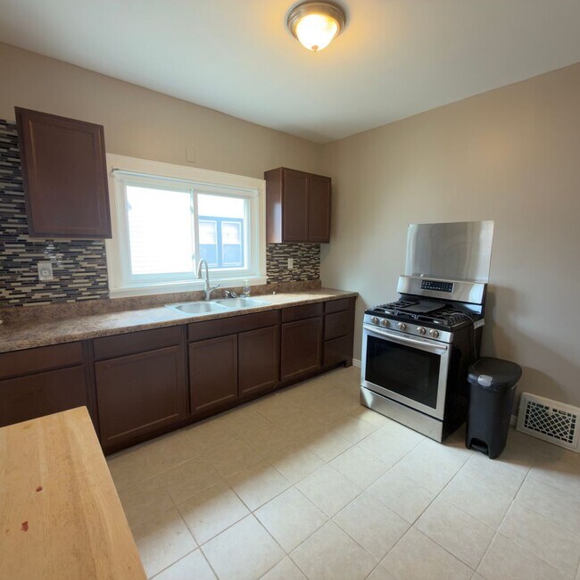 Building Photo - Charming 3 bedroom home with laundry included!