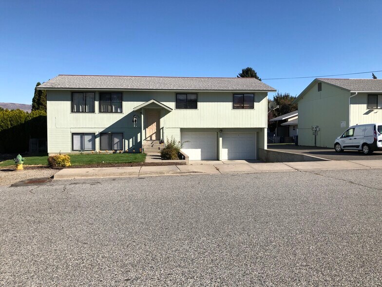 Building Photo - 609 Princeton Ave N