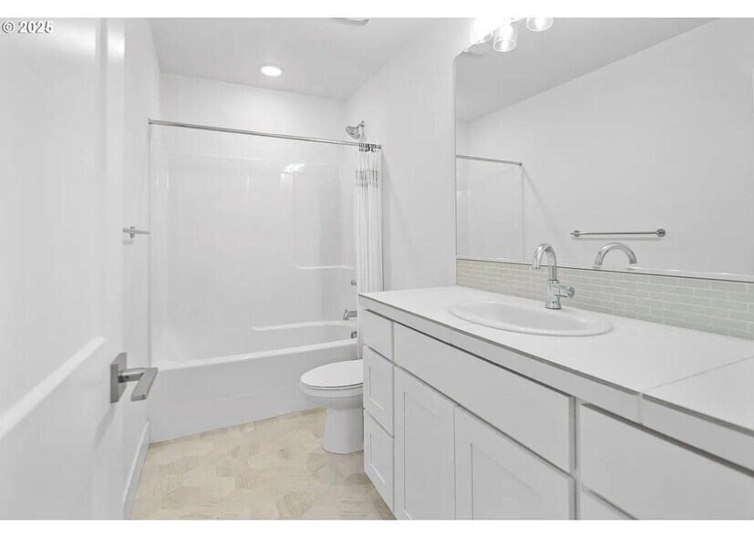 Building Photo - 11779 SE White Tail Dr