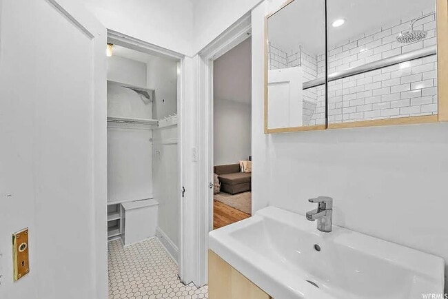 Building Photo - 1870 E 3900 S