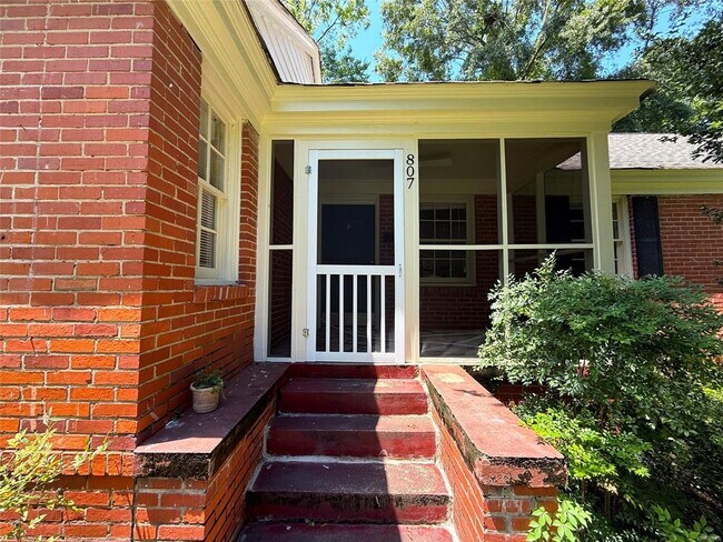 Building Photo - 807 E Edgemont Ave