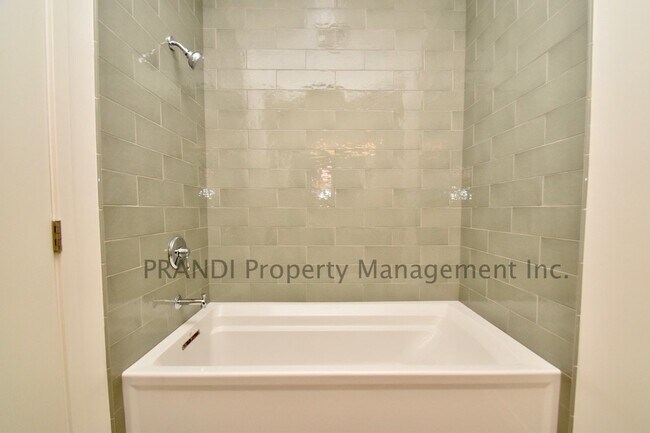 Building Photo - Spectacular 1 Bedroom Townhouse Apartment