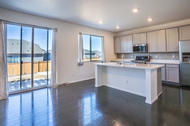 Building Photo - Available NOW! 4 Bedroom 3 Bath Beautiful Home