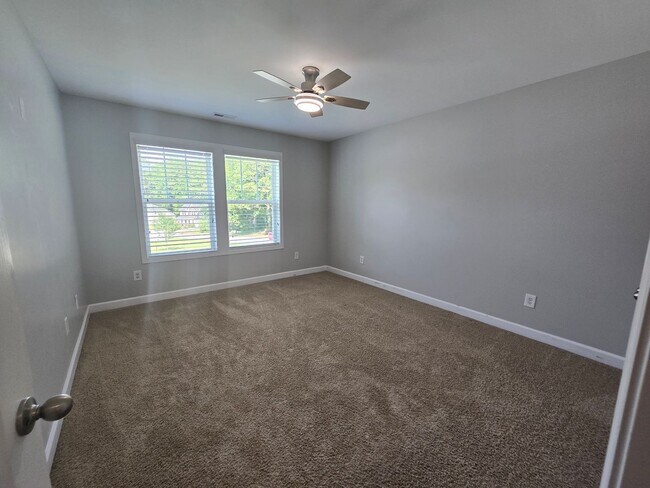 Building Photo - NEW LISTING- 4 bd/ 2.5 ba located MINUTES from Fort Bragg! Quiet Neighborhood!