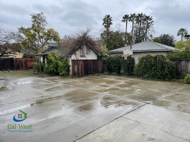 Building Photo - $2595 - 1Bed 1Bath Beautiful Duplex on a Tree Lined Street in the Rose Garden Area!
