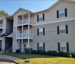 Building Photo - Spacious 2/2 Apartment Ready For Move In Now!