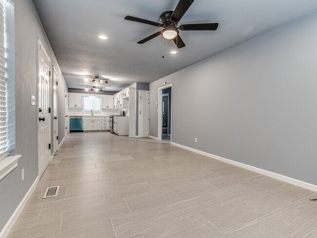 Building Photo - 14008 Gateway Dr