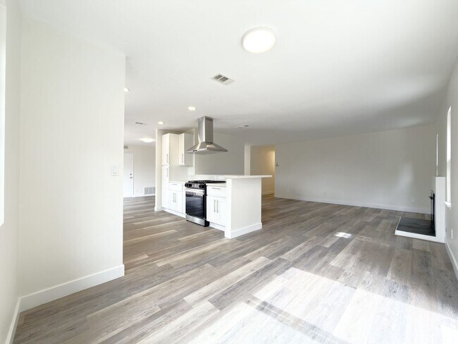 Building Photo - Charming Single Level in Carlsbad!