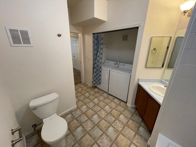 Building Photo - Englewood 2 Bedroom, 2 Bath Condo (Availab...
