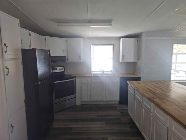 Building Photo - 3/2 Mobile Home with fenced yard DO NOT AP...