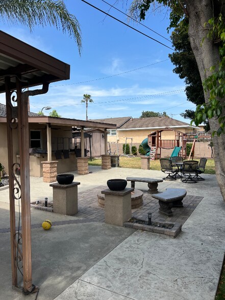 Building Photo - 920 N San Antonio Ave