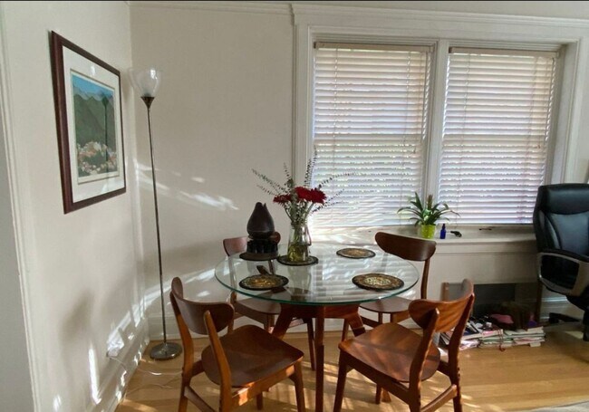 Building Photo - Timeless Queen Anne Condo with Modern Amen...