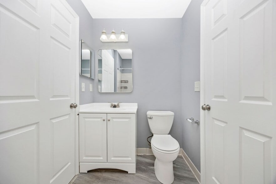 Building Photo - 10001 Vanderbilt Cir