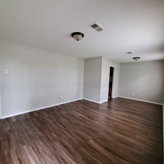 Building Photo - 264 E Holmes Rd