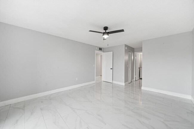 Building Photo - 1502 S Lakeside Dr