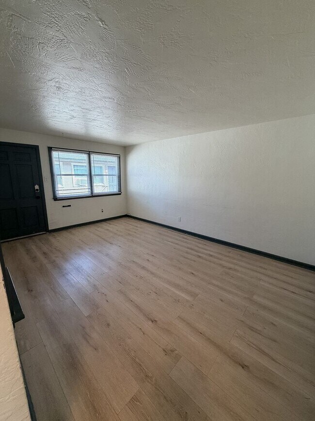 Building Photo - Newly remodeled one bedroom apartment