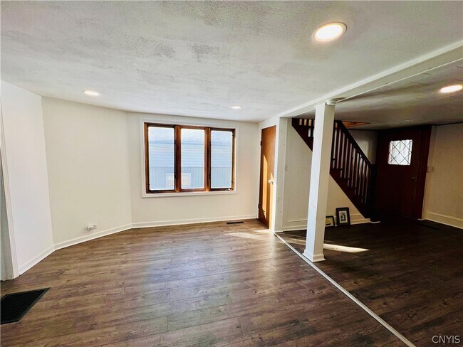 Building Photo - 140 E Oneida St