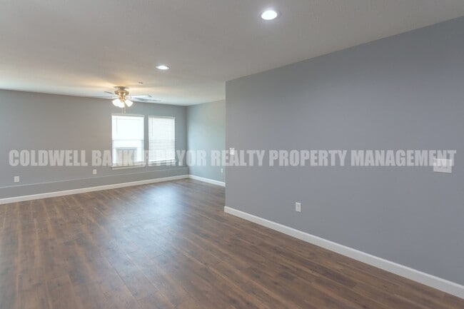 Building Photo - 360 Main St