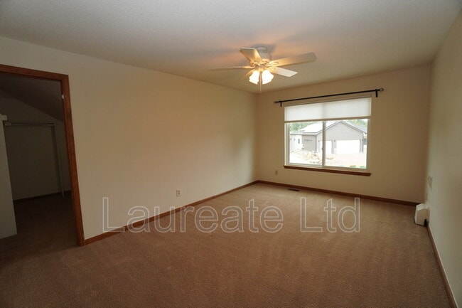 Building Photo - 1702 W Dry Creek Rd