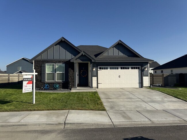 Primary Photo - MOVE IN READY! Welcome Home! 3 bed/2 bath in West Richland