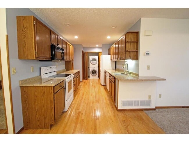 Building Photo - 207 Primrose Ct