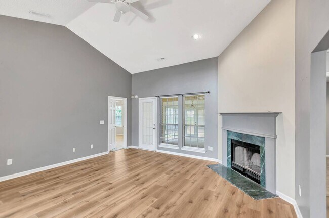 Building Photo - The Lakes