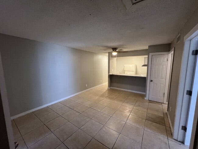 Building Photo - 3 bedroom/1 bathroom close to I10 and I35
