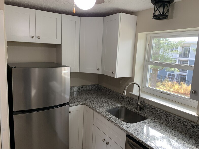 Building Photo - 37 Robbins Ln