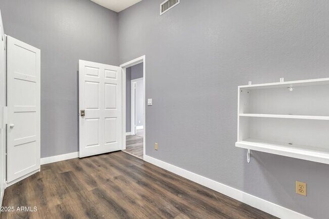 Building Photo - MOVE IN SPECIALS!! 15 DAYS RENT FREE!! Stunning 4beds/2.5baths single-level home in the heart of ...