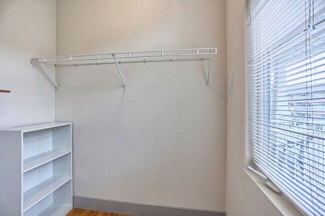 Building Photo - 33 E John St