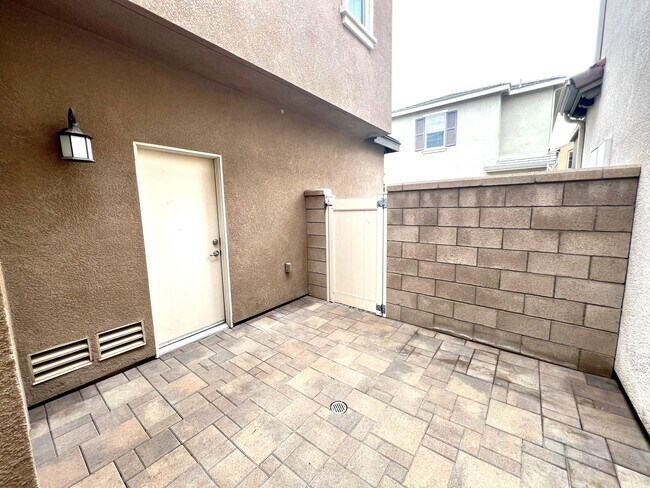 Building Photo - Modern Eastvale Home | 3 Bed | 2.5 Bath | 2-Car Garage | Pool & Gym | Solar Panels