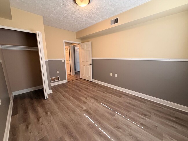 Building Photo - 5712 E Town Dr
