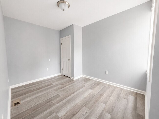 Building Photo - 924 Maple Terrace