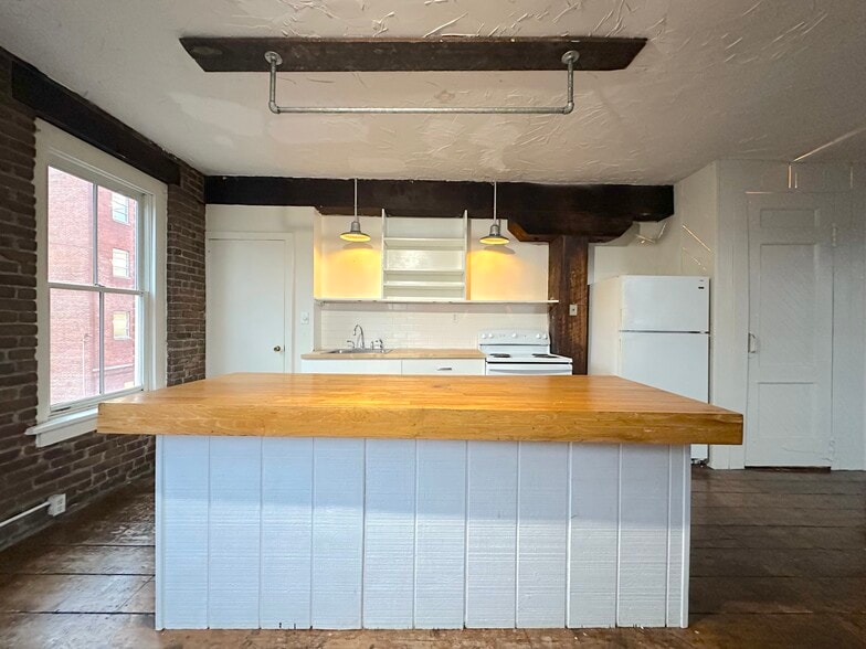 Building Photo - 12 Front St