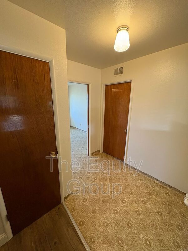 Building Photo - 542 S Redwood St