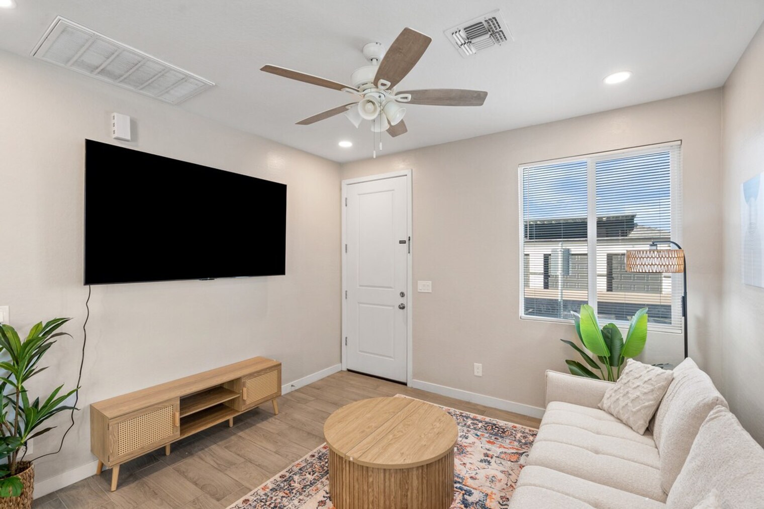 Building Photo - 6606 W Paradise Ln