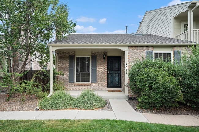 Building Photo - Welcome Home to Bristol Cove - Rare End-Unit Ranch Townhome in Centennial!