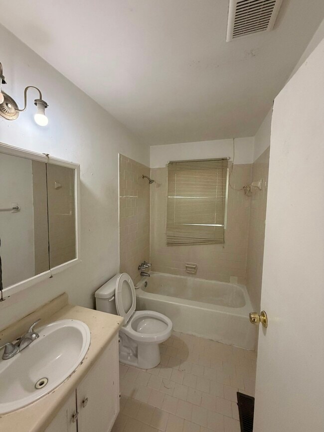 Building Photo - 298 Roxbury Dr