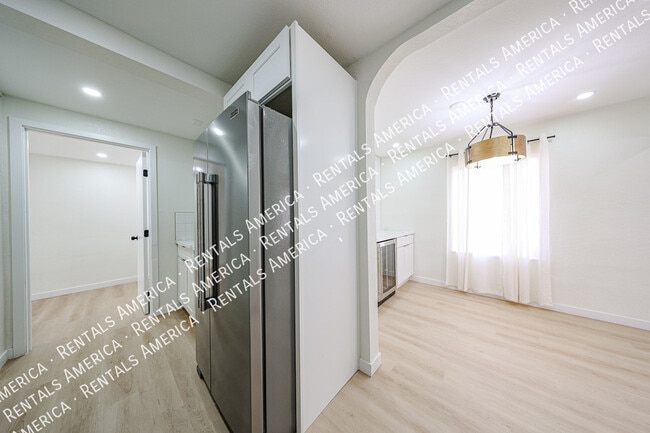 Building Photo - 2047 E Virginia Ave