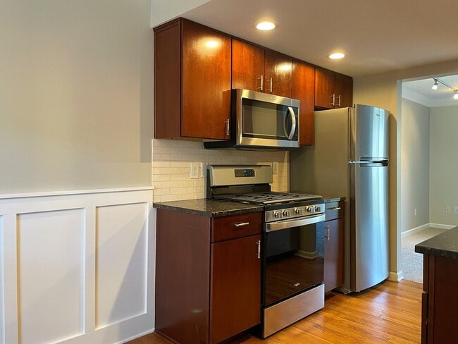 Building Photo - 2575 Olde Hill Ct N