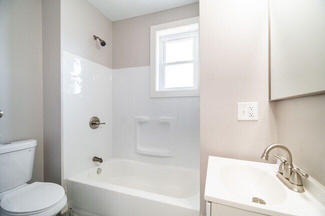 Building Photo - Updated 3 Bedroom Home for Rent! Large Yard and Freshly Remodeled!