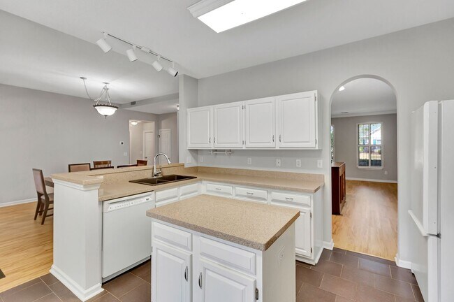 Building Photo - Charming Charleston National Home