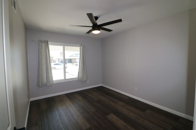 Building Photo - Beautiful 3/bedroom home in Canyon Country !