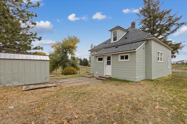 Building Photo - Charming Farmhouse in Fairfield