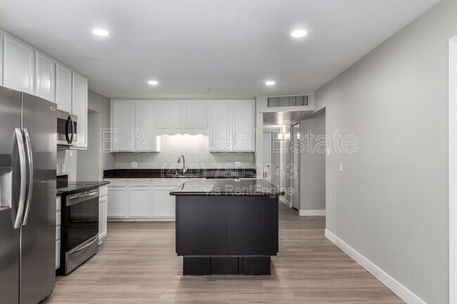 Building Photo - 1332 N 71st St